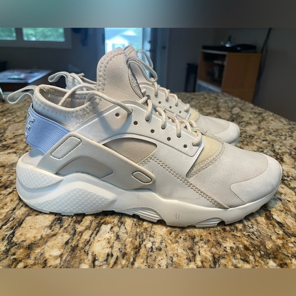 Women’s Nike Huaraches - Picture 6 of 13